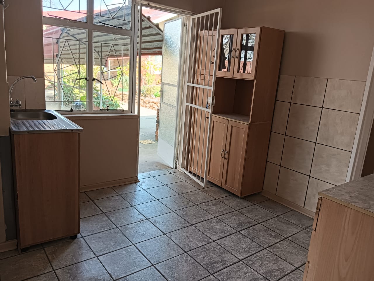 9 Unit Edmed A : Stunning 2 Bedroom Retirement Unit To Rent inside Advent Haven Retirement Village.