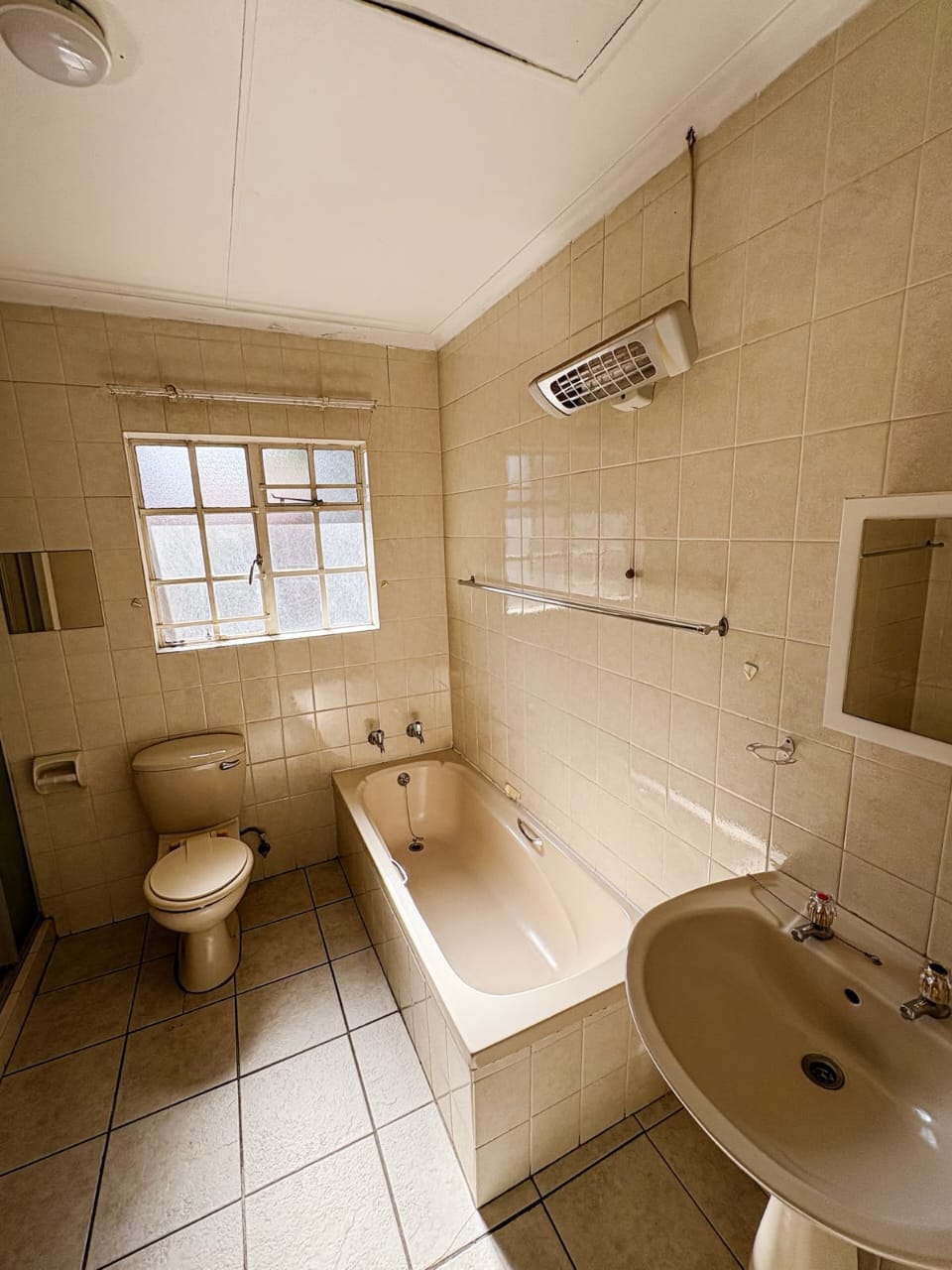 Three Rivers – Diederik 7 : Lovely one bedroom retirement unit for sale.