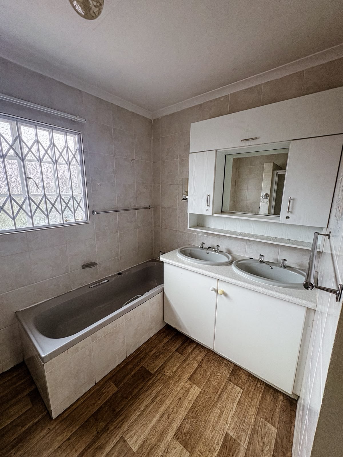 Three Rivers – Tiemiesingel 4 : Beautiful one bedroom retirement unit for sale.
