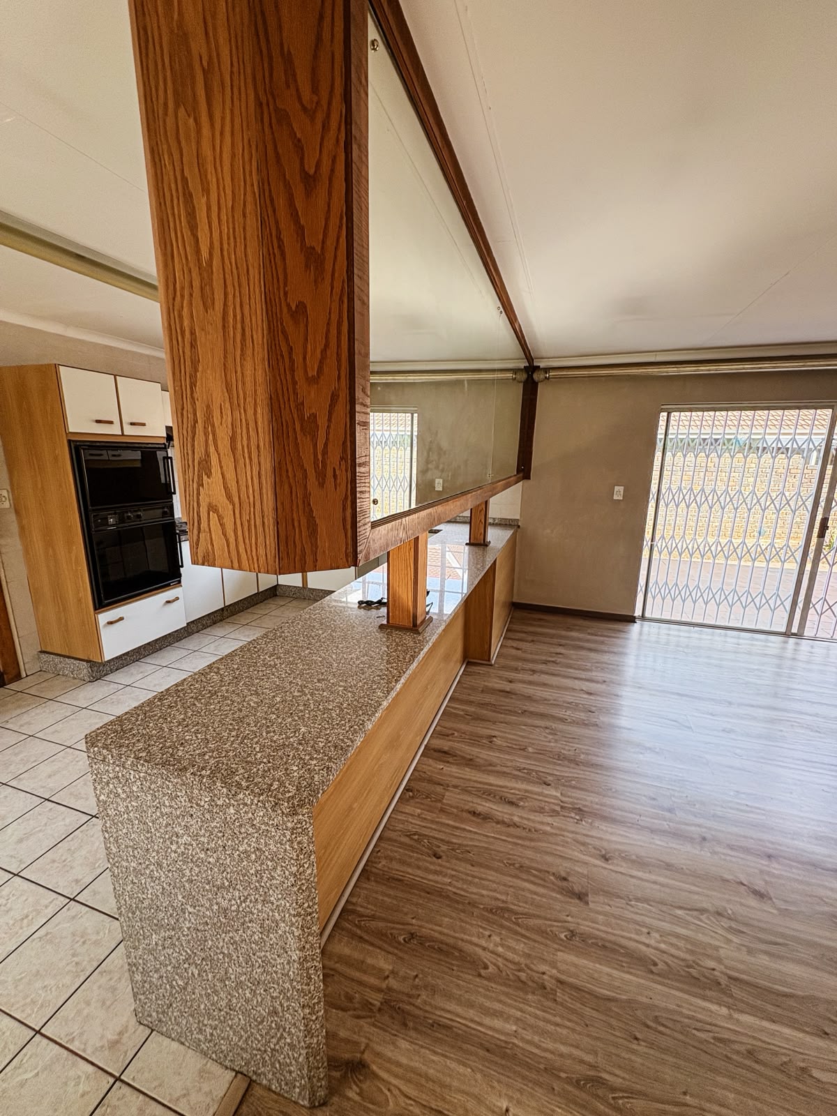 Three Rivers – Tiemiesingel 4 : Beautiful one bedroom retirement unit for sale.