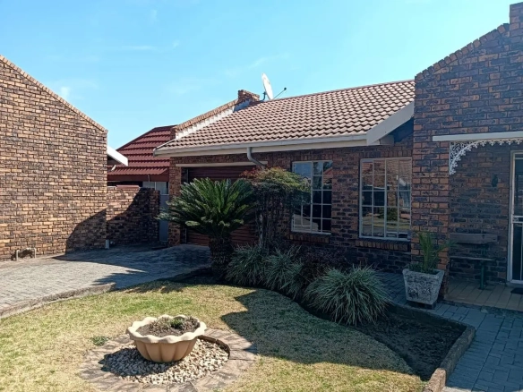 Three Rivers – Canary 4 : Beautiful one bedroom retirement unit for sale in Vereeniging.