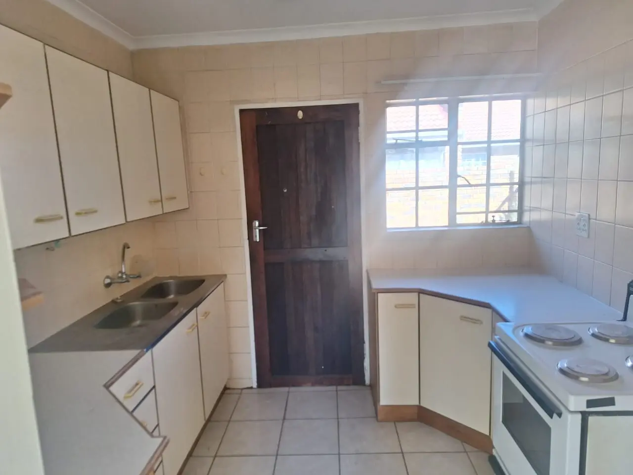 Three Rivers – Glasogie 3 : Lovely one bedroom retirement unit for sale in Vereeniging