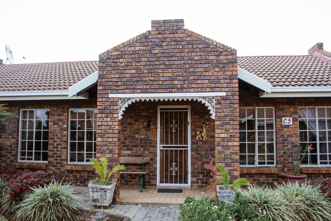 Three Rivers – Canary 5 : Beautiful one bedroom retirement unit for sale.