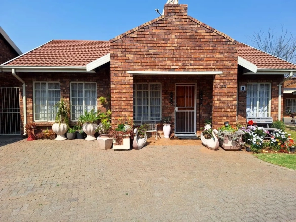 Three Rivers – Roosmaryn 9 : Lovely two bedroom retirement unit for sale in Vereeniging