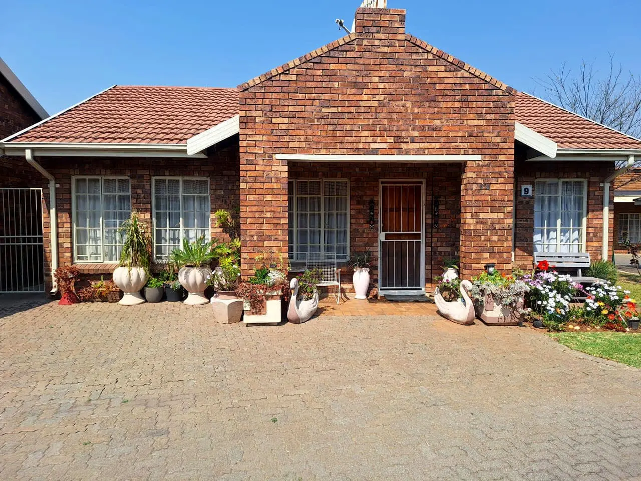 Three Rivers – Roosmaryn 9 : Lovely two bedroom retirement unit for sale in Vereeniging