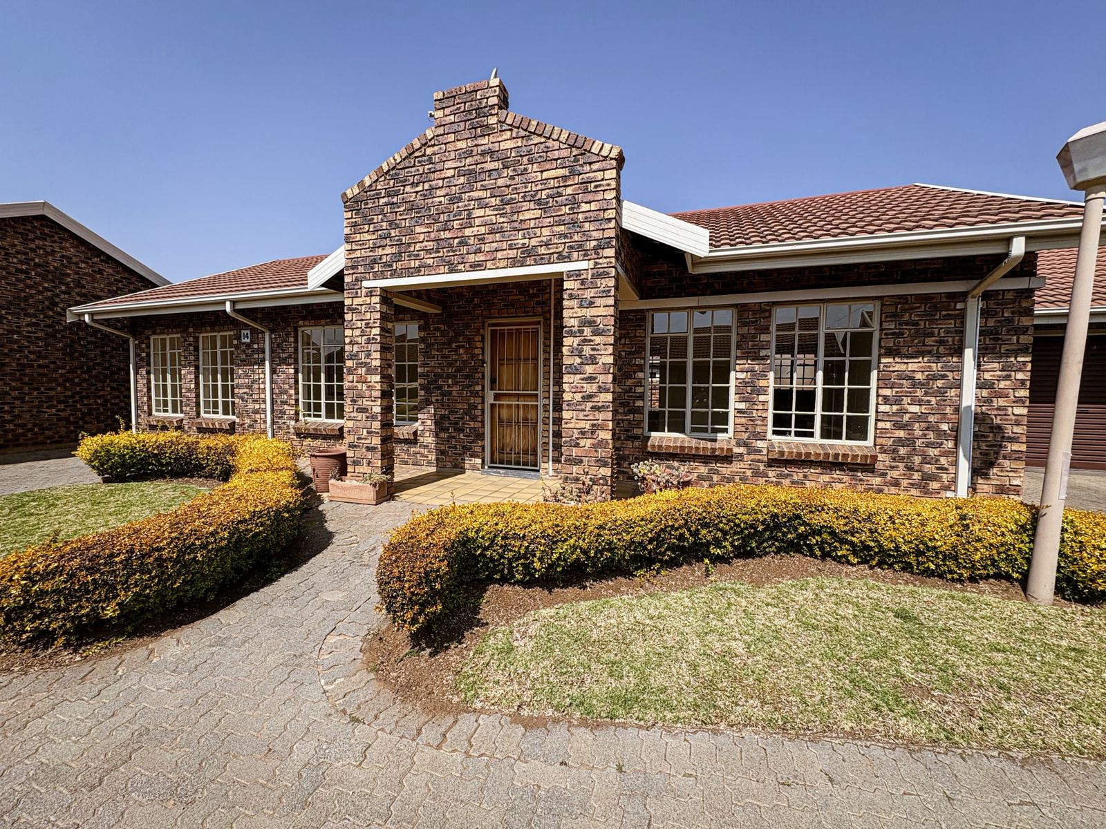 Three Rivers – Wilde Als 14 : Gorgeous 2-bedroom 1-bathroom retirement unit for sale.
